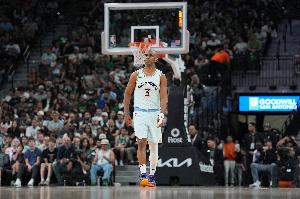 mk体育官网-老兵不死！保罗半场内外开花8投4中得到9分2板4助1断